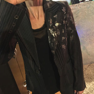 Detailed blazer with print, pins and stripes. XS